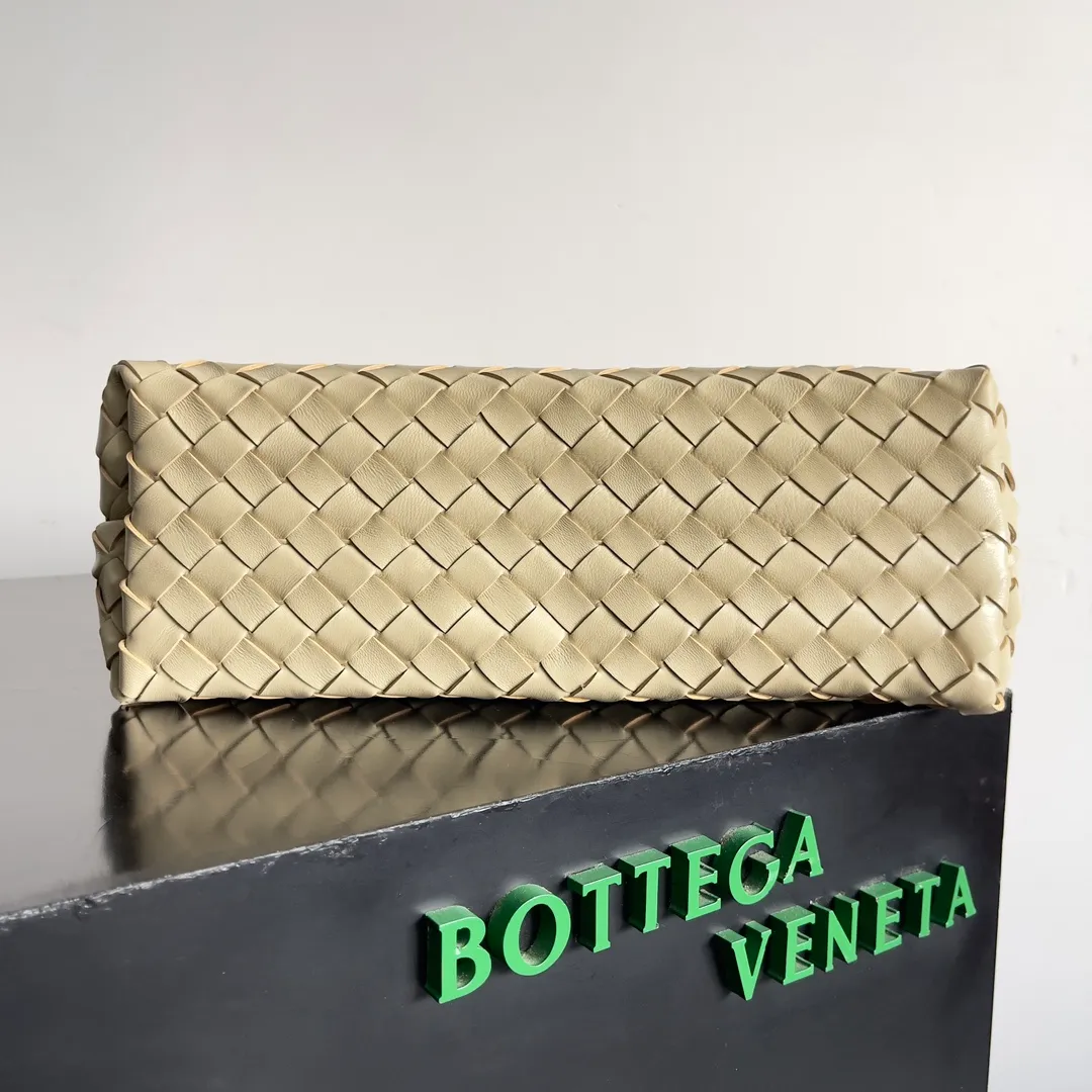 The 2023 new Andiamo batch of 2260 BV has been shipped‼ ️Really popular🔥The new Andiamo woven handbag launched by Bottega Veneta this season is really popular all over the world! ! Celebrities at home and abroad have worn it, and Oscar-winning actress Michelle Yeoh has taken it out on the street. Song Jia, Trai Yara, Yu Feihong, Sanji Ayaka, Rosie Hunting-Whiteley, Yoshioka Riho, etc. have all picked up this bag. It is classic and versatile, showing off its temperament, and the bag capacity is also large, which is very convenient for daily commuting! ! A variety of carrying methods, the shoulder straps can be adjusted by yourself, the original lambskin feels soft and delicate, and the unisex style breaks the gender boundaries and brings a more practical and long-lasting use experience. Andiamo, which has both elegant and casual styles, perfectly interprets the true appearance of "fashionable old money style". Style number: 743572 Size: 32*24*12